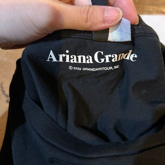 Ariana Grande Sweetener Tour 2019 Short Sleeve Graphic Tee Shirt Top Size Small - Picture 7 of 11